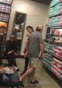 ​当作女儿疼！张艺谋美国耐心陪老婆购物