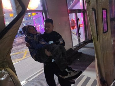 男孩玩耍时摔倒旧伤复发,民警紧急送医……