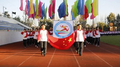 曲靖市民族中学:运动场上展风采