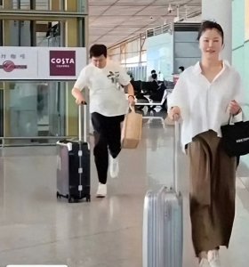 ​付笛声晒夫妻走机场视频，任静还和小姑娘一样年轻漂亮