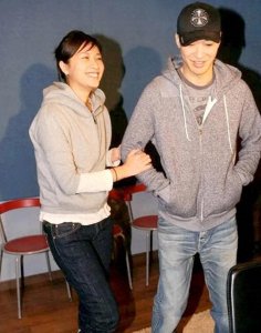 ​49岁徐静蕾与男友亮相，卫衣+牛仔裤穿搭，同岁的他宛如小年轻