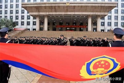 ​县刑侦大队队长与县特警大队队长相比较，谁的行政级别高？