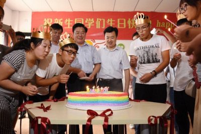 ​南工程喜迎6000多新生 18名小寿星泪奔生日趴