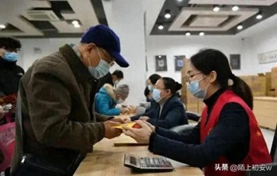 ​老人存钱千万注意这5点，小心被银行忽悠，存款变保单