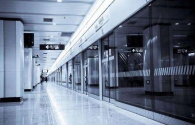 大叔大妈退休后自驾游,退休金够用吗?