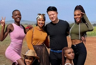 ​非洲土皇帝王垚：生活奢靡、妻妾成群，为啥却多次获官媒表扬？