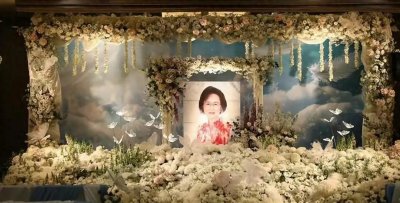 ​琼瑶被花葬，林心在如葬礼上痛哭，三个继子女从始至终未现身