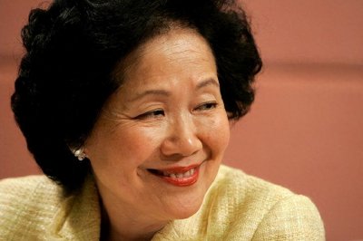 ​乱港头目陈方安生，曾是香港2号人物，今被香港市民当街举牌怒骂