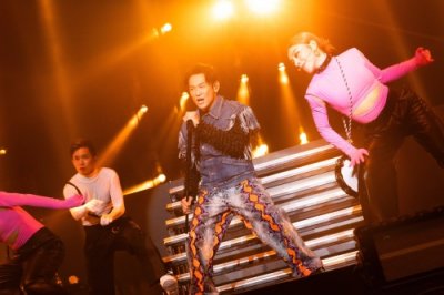 ​杜德伟在上海开始演唱，演绎《《情人》《把你宠坏》》等经典歌曲