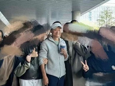​马云现身阿里巴巴园区？手拿咖啡与多位员工合影！