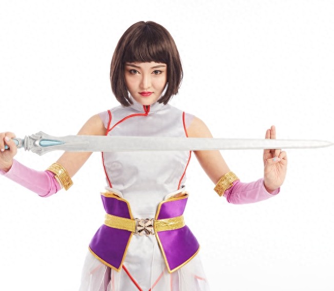 电车少女角色cosplay 演绎霸气剑神女侠