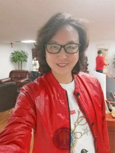 ​歌手谢军来到广西绿城南宁参加同学聚会啦，壮乡姑娘摆起了酒阵