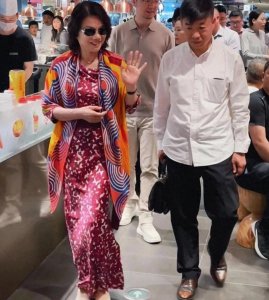 ​70岁董明珠逛街被偶遇，穿长裙时髦高级，衬得助理像迷弟！