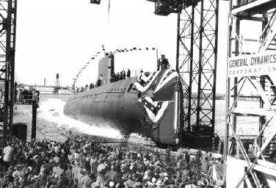 ​第一艘核动力潜艇“鹦鹉螺”号下水