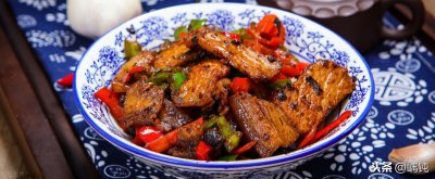 ​回锅鸡，地道的家常味。颜色红润酱香浓郁，原来鸡肉还可以这样做