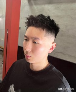 ​“两边铲光，中间不动”，2024秋季男生新潮发型，剪这3款太帅了
