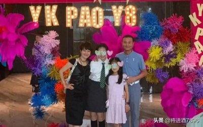 马伊琍文章一家四口同框合照,马伊琍还是那么年轻,文章却老了