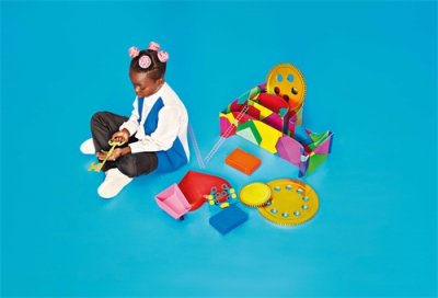 2024倍耐力年历发布,超模坎贝尔出镜