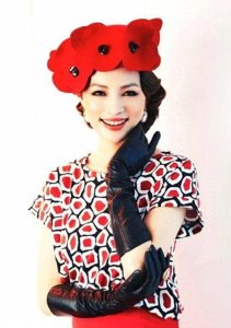 ​董卿彻底放飞？浓妆配红裙性感美艳俨然富家太太，跟书卷气不沾边