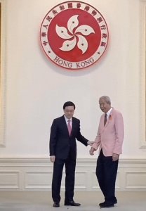 ​77岁霍震霆出席授勋仪式，满头白发神采飞扬，仨子儿媳到场见证