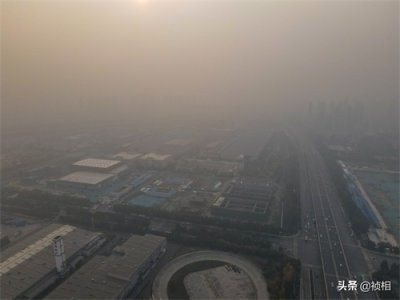 ​河南多地迎来雾霾天 新乡空气污染全国第一 郑州市区灰蒙蒙AQI超180