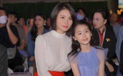 20年前就火却因结婚息影,离婚独带女儿,今《山花烂漫时》没认出