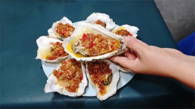 ​蒜蓉粉丝蒸生蚝的正确做法，难怪以前蒸生蚝很腥，第一步很重要