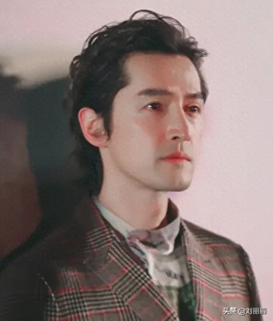 胡歌的新发型，稍微带点弯，温暖又帅气