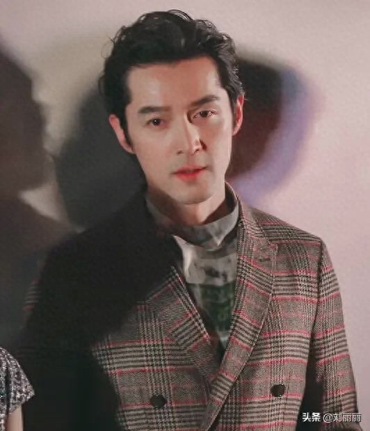 胡歌的新发型，稍微带点弯，温暖又帅气