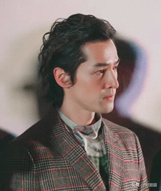 胡歌的新发型，稍微带点弯，温暖又帅气