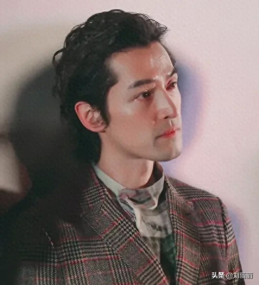 胡歌的新发型，稍微带点弯，温暖又帅气