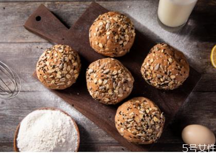 全麦面包升糖指数高吗 全麦面包不适合哪些人吃 全麦面包升糖指数高吗 全麦面包不适合哪些人吃