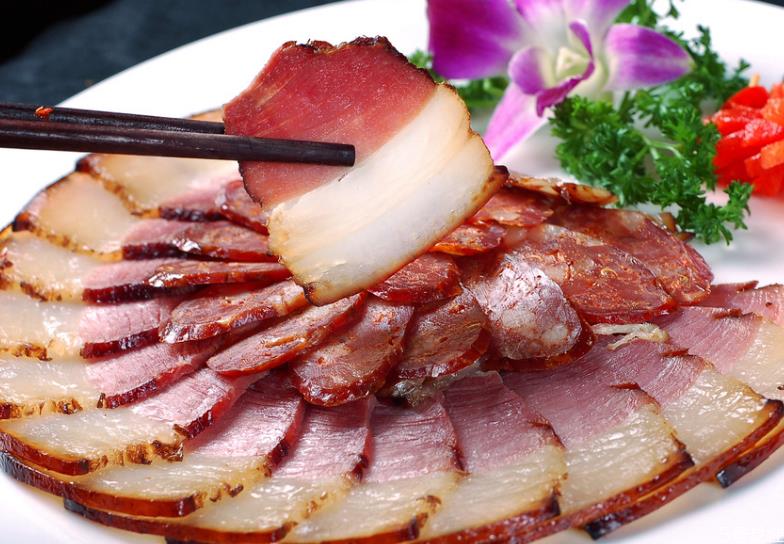 腊肉晒了几天表面白色 腊肉上的白色是坏了吗 腊肉晒了几天表面白色 腊肉上的白色是坏了吗