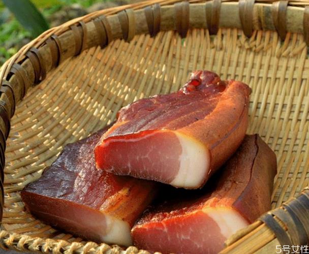 腊肉晒了几天表面白色 腊肉上的白色是坏了吗 腊肉晒了几天表面白色 腊肉上的白色是坏了吗