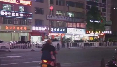 原配当街撕破小三内衣!厮杀过程看呆众人!小三被打到昏迷不醒