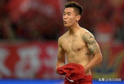 这是一篇关于现役国足球员肌肉的文章,请各位准备好纸巾擦口水