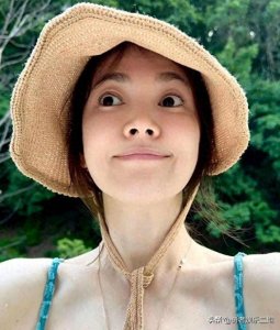 宋慧乔晒度假照:素颜怼脸好甜美,造型直接让人梦回《浪漫满屋》