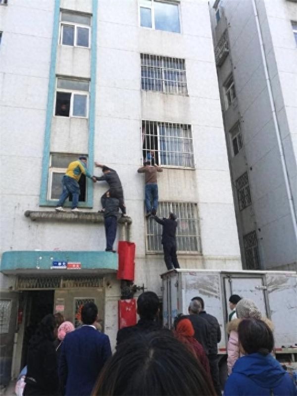 3岁男孩身悬半空,邻居搭“最美人梯”营救!网友:太感动了