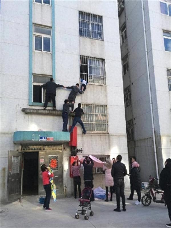 3岁男孩身悬半空,邻居搭“最美人梯”营救!网友:太感动了