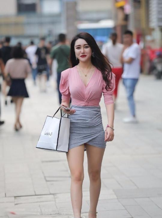 街拍:穿紧身连衣裙的性感美女,尽显丰满身材