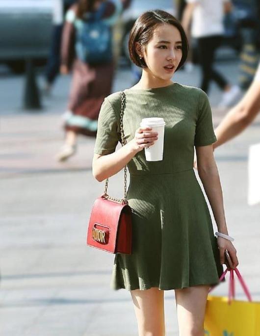 街拍:穿紧身连衣裙的性感美女,尽显丰满身材