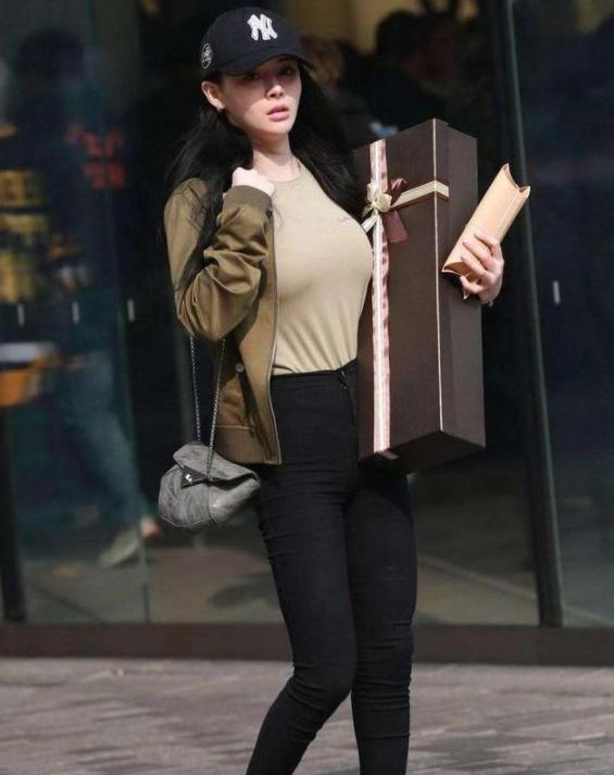 街拍:穿紧身连衣裙的性感美女,尽显丰满身材