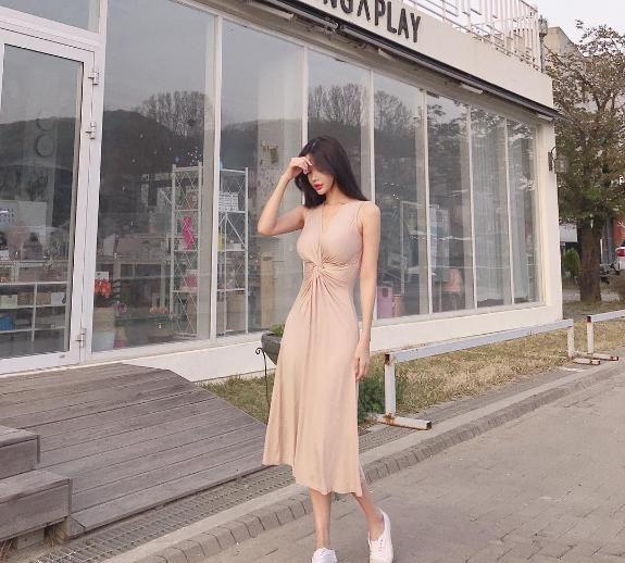 街拍:穿紧身连衣裙的性感美女,尽显丰满身材