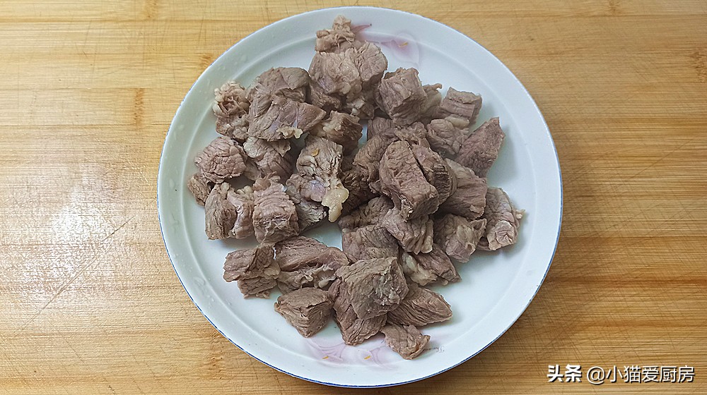 牛腩炖白萝卜怎样做(香辣爽口的牛腩炖萝卜做法)