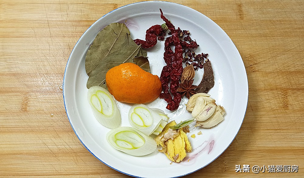 牛腩炖白萝卜怎样做(香辣爽口的牛腩炖萝卜做法)