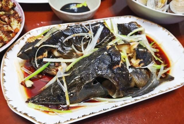 清蒸鲟鱼，清蒸鲟鱼时怎么去除鱼身上的鳞片？图4