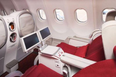 ​头等舱和经济舱有啥不同（头等舱与经济舱的区别是读书与玩手机）