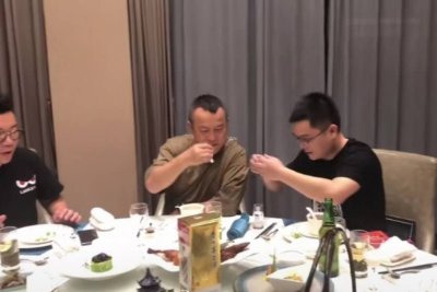 67岁曾志伟被疑地位下降?与人应酬懒做表面功夫,现场气氛冷漠