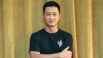 49岁吴京患艾滋,在北京医院治疗?新加坡网友发布合影回应了