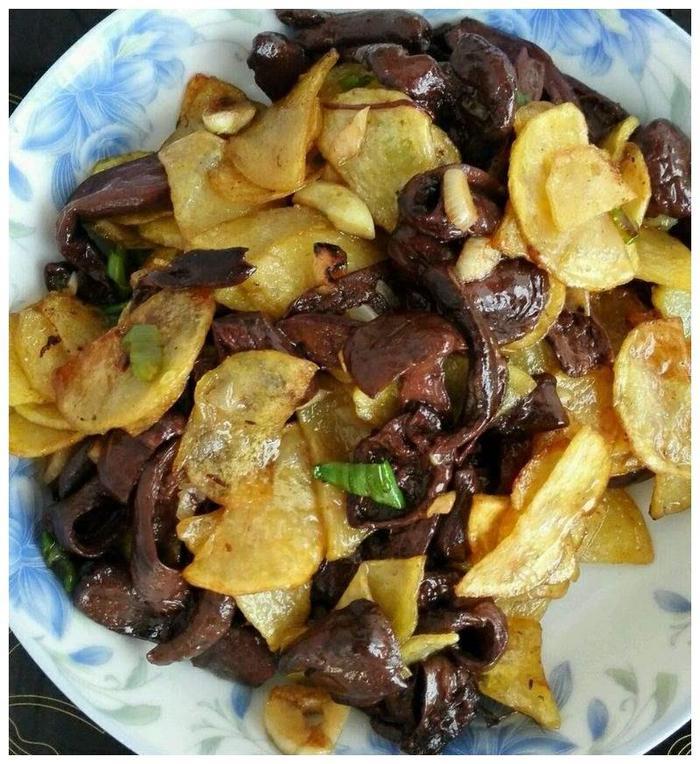 红蘑土豆片的好吃做法，营养丰富又好吃，你喜欢吃吗？